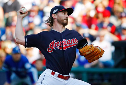 Josh Tomlin se acreditó la victoria, permitió una carrera limpia en cinco entradas y dos tercios de trabajo. (AP)