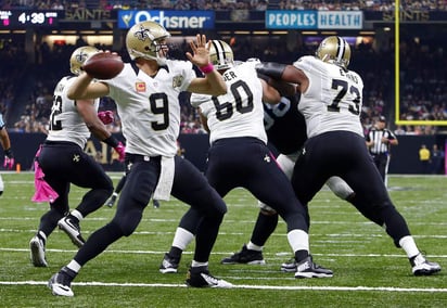 Drew Brees lanzó para 465 yardas y tuvo 4 pases de anotación en la victoria ante Carolina. (AP)