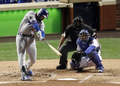 El mexicano Adrián González fue el único bateador que puso una rayita en el marcador, después de que en la segunda entrada, pegara un cuadrangular solitario. (Fotografías de AP)