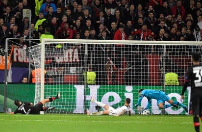 Javier Hernández estuvo cerca de marcar, sin embargo Hugo Lloris rechazo el balón en la línea. (AP)