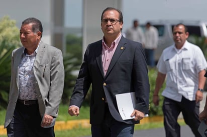 Se lava la manos. Flavino Ríos (izq.) asegura que no ayudó a Javier Duarte a salir del estado de Veracruz o del país.