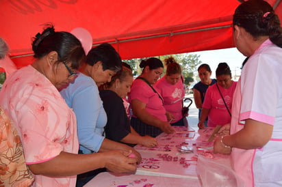 Salud. Ayer se organizó una feria de la salud para conmemorar el Día de Mundial de Cáncer de Mama.
(EL SIGLO DE TORREÓN)