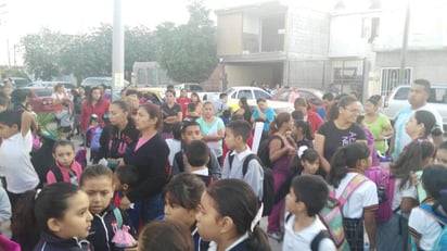  Según las quejosas, los alumnos están tomando las clases en la dirección de la escuela, mientras que la directora, en algunas ocasiones tiene que trabajar desde la explanada. (EL SIGLO DE TORREÓN)