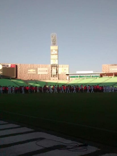 Fue en punto de las 16:30 horas que se abrieron las puertas del estadio Corona. Acudieron más de mil personas con playeras rosas y blancas, pertenecientes a organizaciones, escuelas y empresas de toda la Laguna. (EL SIGLO DE TORREÓN)