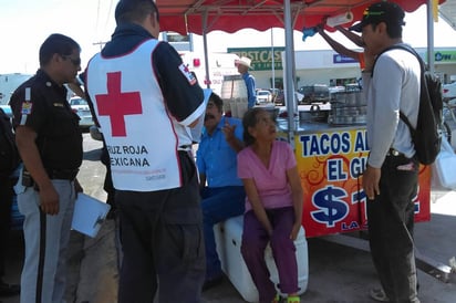 Atención. La mujer atropellada fue auxiliada por el automovilista y luego atendida por los paramédicos de Cruz Roja.