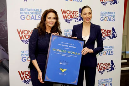 El evento del viernes reunió a la actriz Lynda Carter, quien interpretó a La Mujer Maravilla en la serie de televisión de la década de 1970, y a Gal Gadot, quien asumió el papel para la próxima película de la heroína.  (EFE)