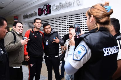 Los Rojinegros arribaron muy temprano a la región en vuelo comercial directo desde la Perla Tapatía. (EL SIGLO DE TORREÓN)