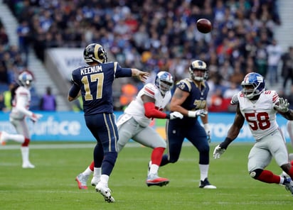 Case Keenum lanzó 4 pases de intercepción. (AP)