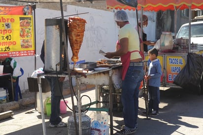 Operativos. Regulación Sanitaria revisará medidas higiénicas de puestos de comida en panteones. (ARCHIVO)