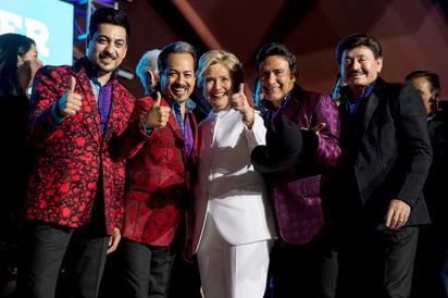 La agrupación de música norteña Los Tigres del Norte han dicho que están listos para seguir trabajando con Clinton y han pedido a los votantes impedir que Trump llegue a la Presidencia. (ARCHIVO)