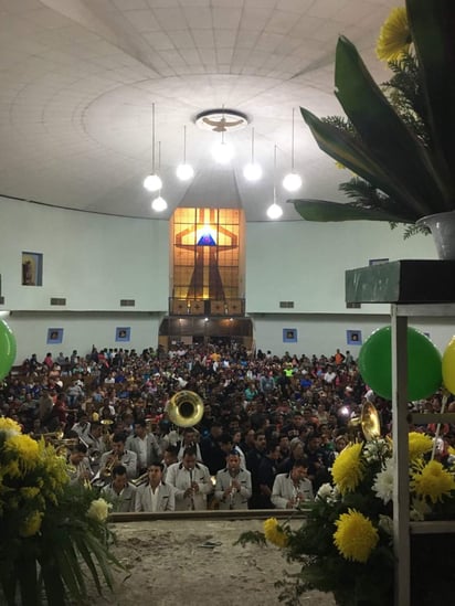 Para las cinco de la mañana se le cantaron las mañanitas y una hora después se celebró la misa con un lleno total. (EL SIGLO DE TORREÓN) 
