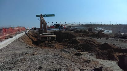 Fue necesario parar los pozos del ejido Transporte para detener la fuga que afectó el puente. (EL SIGLO DE TORREÓN) 