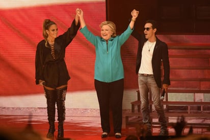 Hillary Clinton apareció en el escenario del anfiteatro del Bayfront Park de Miami casi al final de un concierto en el que también cantó el salsero Marc Anthony. (EFE)