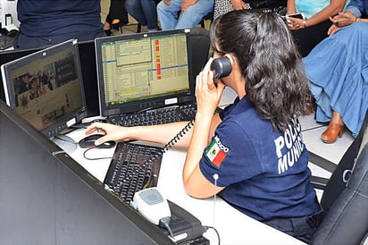 Concientizan. Al atender una llamada que no es una emergencia, las operadoras pierden tiempo valioso, en el que otras personas pudieran recibir el auxilio. (ARCHIVO)