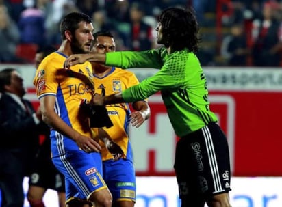 De inmediato, Gignac encaró verbalmente a Vilar y jugadores de ambas escuadras tuvieron que intervenir para separarlos. (ESPECIAL)
