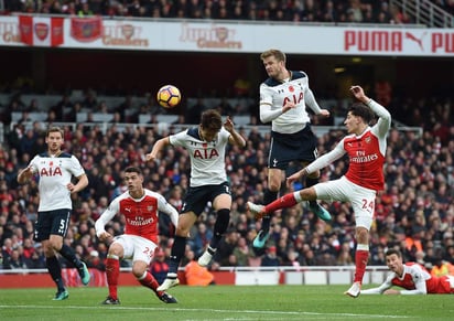 En el clásico del norte de Londres, disputado a un ritmo frenético, Tottenham le dejó servido en bandeja la ventaja a Arsenal poco antes del descanso cuando Kevin Wimmer cabeceó al fondo de su propio arco un tiro libre cobrado por Mesut Ozil. (EFE) 
