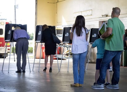 Miles de personas comenzaron a votar a través del estado desde las 07:00 hora local y hasta las 19:00 hora local cuando cierren las mesas de votación. (EFE)