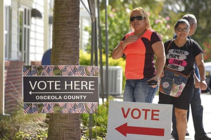 En el caso de los latinos, en específico, un 65 por ciento se decantó a favor de la demócrata Hillary Clinton, mientras que un 27% lo hizo por el republicano. (EFE)