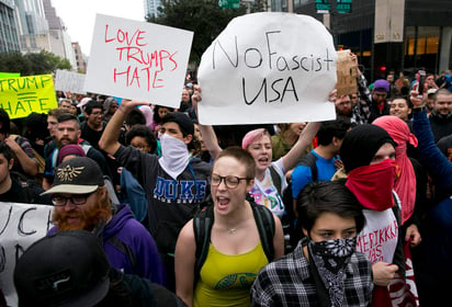 Jóvenes salieron a manifestarse en Austin, Texas.