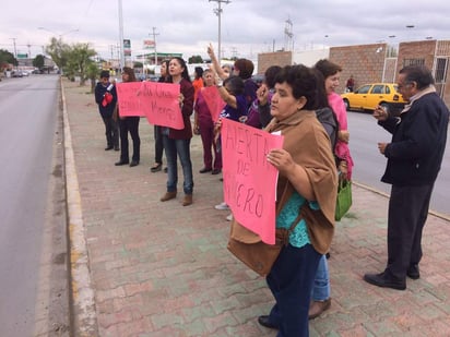 Las mujeres lanzaron diversas consignas como: 'Ni una más', 'Si una mujer necesita protección, Centro de Justicia dales solución', y 'Ni un asesinato más'. También portaron pancartas con leyendas de 'No es homicidio, es feminicidio'. (ANGÉLICA SANDOVAL)