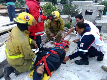 El muchacho se desplomó al recibir la fuerte descarga eléctrica, aunque por suerte no cayó hacia la calle y al darse cuenta de lo sucedido, los trabajadores intentaron ayudarlo y solicitaron el auxilio de los cuerpos de rescate por medio del 911 de Emergencias. (EL SIGLO DE TORREÓN)
