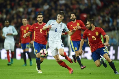 España anotó dos goles en los seis últimos minutos del partido y remontó el martes para empatar 2-2 con Inglaterra en un partido amistoso. (EFE)
