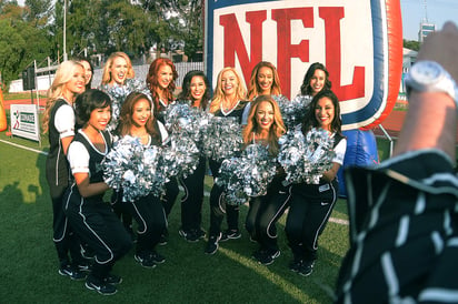 Porristas de los Raiders durante las clínicas de NFL con Anthony Muñoz, en el deportivo Miguel Alemán en la Ciudad de Mexico. (Jam Media)
