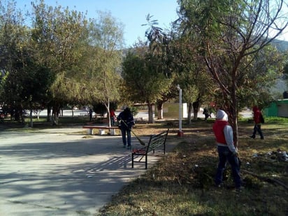 Dentro de las labores que realizó el personal de limpieza, se encuentra limpieza de las calles, corte y poda de las áreas verdes de las comunidades. (EL SIGLO DE TORREÓN)