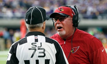 Bruce Arians fue hospitalizado tras sufrir un dolor en el pecho. (AP)