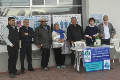 Exigencia. Integrantes del Encuentro Ciudadano Lagunero se 'plantaron' a las afueras de Conagua de forma pacífica. (GUADALUPE MIRANDA)