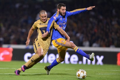 André Pierre Gignac (d) no pudo marcar, pero tuvo un buen partido en el empate a dos goles entre Pumas y Tigres. Pumas y Tigres empatan a dos en vibrante partido