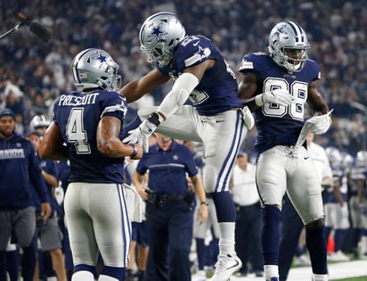 El corredor Ezekiel Elliot concretó anotaciones y Dallas llegó a 10 partidos ganados en la temporada tras vencer ayer en el inicio de la Semana 12 de la NFL por 31-26 a los Pieles Rojas de Washington. (AP)