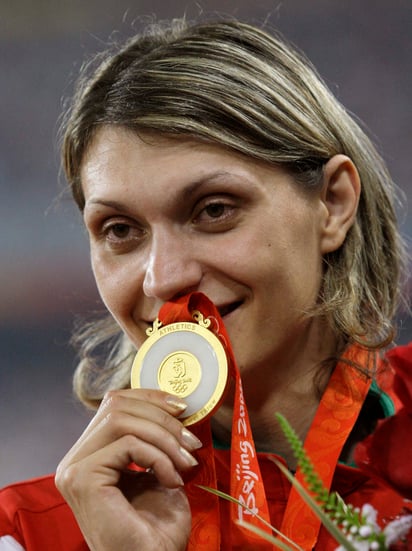 Aksana Miankova ganó la medalla de oro en lanzamiento de martillo en Pekín 2008. (Archivo)