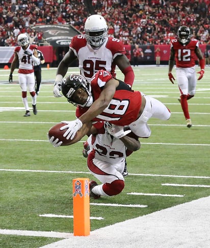 Taylor Gabriel anotó en par de ocasiones para los Falcons de Atlanta. (AP)