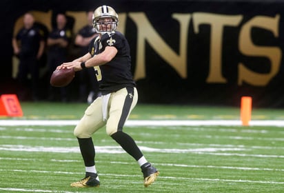 Drew Brees lanzó cuatro pases de anotación y corrió para otro en la paliza de Saints ante Rams. (AP)