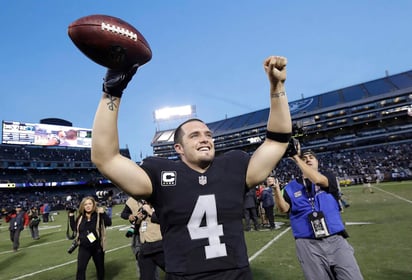 Derek Carr se sobrepuso a una lesión en el dedo para llevar al triunfo a los Raiders, líderes de la Conferencia Americana. (AP)