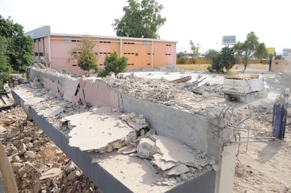 Demolición. Al mediodía de ayer y desde el puente peatonal, se apreció a los trabajadores realizando diversas maniobras. (Ramón Sotomayor)