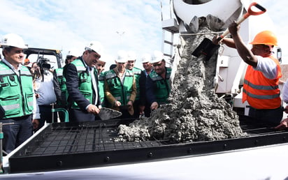 El evento estuvo encabezado por Alejandro Irarragorri, presidente del consejo de administración de Orlegi Deportes, con la participación del gobernador de Coahuila, Rubén Moreira, directivos de la constructora Thor Urbana, entre otros asistentes. (JESÚS GALINDO)
