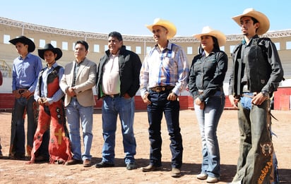 Los vaqueros serán custodiados por tres payasos peleadores y un payaso de rodeo, elementos indispensables en la práctica de este deporte. (EL SIGLO DE TORREÓN)
