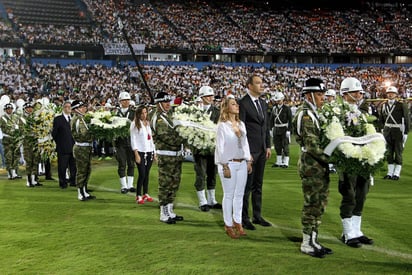 El presidente de Atlético Nacional, Juan Carlos de la Cuesta (3d) asiste al homenaje al equipo de futbol Chapecoense ayer en Medellín. Miles de personas abarrotaron el estadio Atanasio Girardot. Jugadores que no hicieron el viaje asisten al homenaje en Brasil. (EFE)