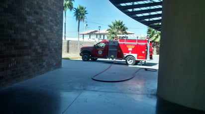 Los rescatistas ubicaron un pasillo lleno de humo, pues en su interior una instalación había sido afectada por el fuego. (EL SIGLO DE TORREÓN) 