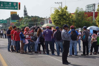 La Sección 22 se mantiene en plantón en el zócalo de la capital, en la casa oficial de gobierno y en carreteras en el interior del estado. (ARCHIVO)