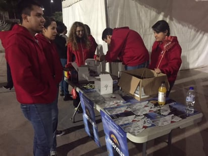 El evento inició a las tres de las tarde en la explanada de la Plaza Mayor con la toma de muestras gratuitas tanto para VIH, sífilis y hepatitis B, de las cuales hasta las 20:00 horas se habían tomado 600 muestras. (EL SIGLO DE TORREÓN)