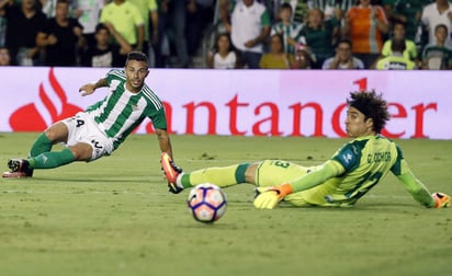 El Granada de Guillermo Ochoa es último lugar de la clasificación en España. (Archivo)