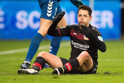 “Chicharito” falló la falta con un cobro sin fuerza y con dirección al lugar donde se hallaba el portero. (EFE)