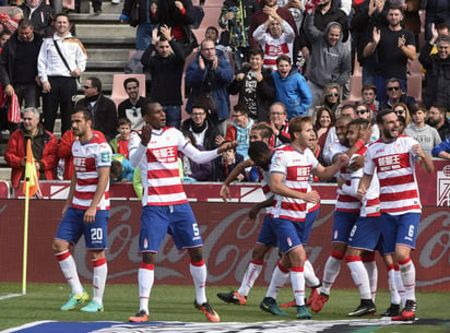 David Lombán (d) del Granada, es felicitado por sus compañeros. Granada sorprende y vence al Sevilla