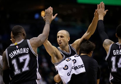 Los Spurs remontaron una desventaja de 15 unidades y conservaron su foja perfecta en 12 partidos como visitantes. (AP)