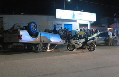 Accidente. La camioneta terminó con las llantas hacia arriba.