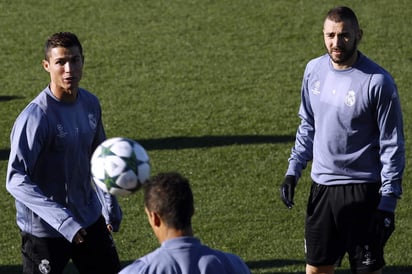 El delantero portugués del Real Madrid Cristiano Ronaldo (i) y su compañero el francés Karim Benzema (d), durante el entrenamiento de ayer. (EFE)