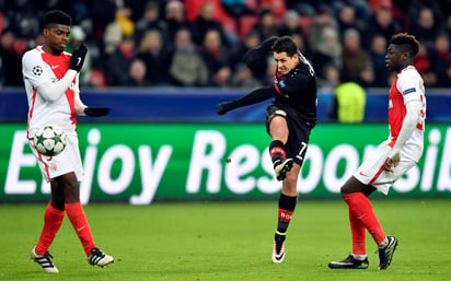 El delantero mexicano estuvo muy participativo en el partido, pero no pudo marcar en la goleada del Leverkusen 3-0 ante Mónaco. (AP)